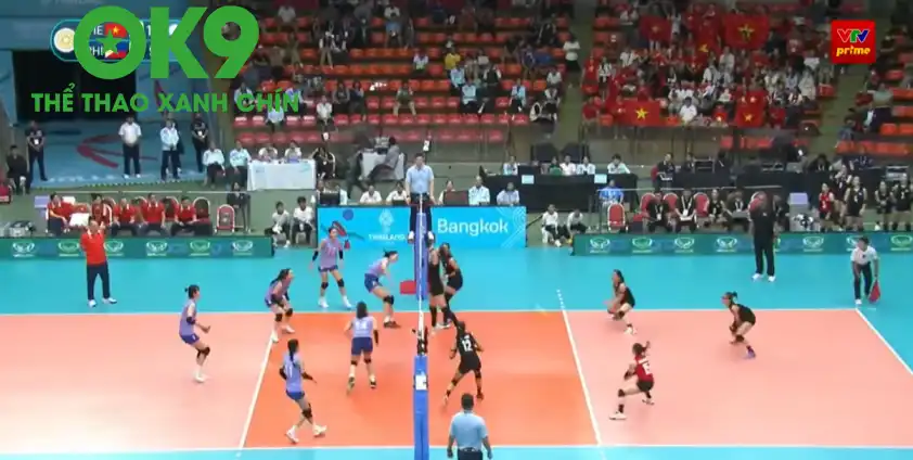 Bích Thủy kiểm tra chất lượng mặt sàn với cú đập Bích Thủy kiểm tra chất lượng mặt sàn với cú đập